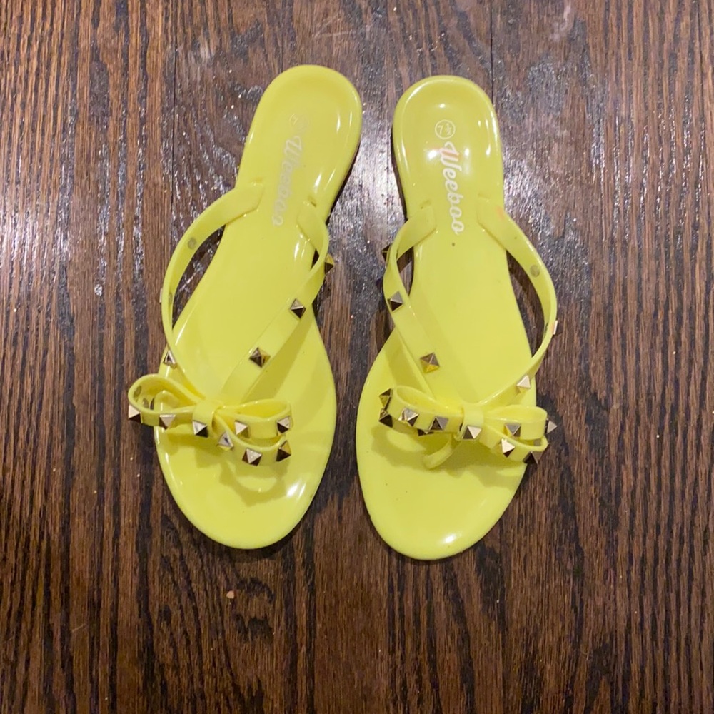Neon yellow sandals 🧑🏼‍🎤